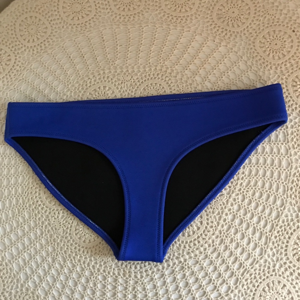 Triangl Neoprene bikini bottom & matching bag Size M - Picture 2 of 8